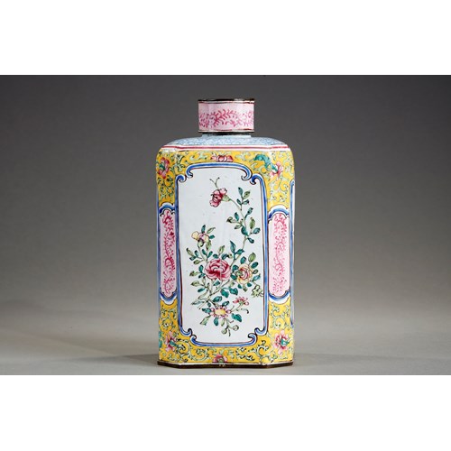 Rectangular bottle finely painted on copper enamel of the famille rose style